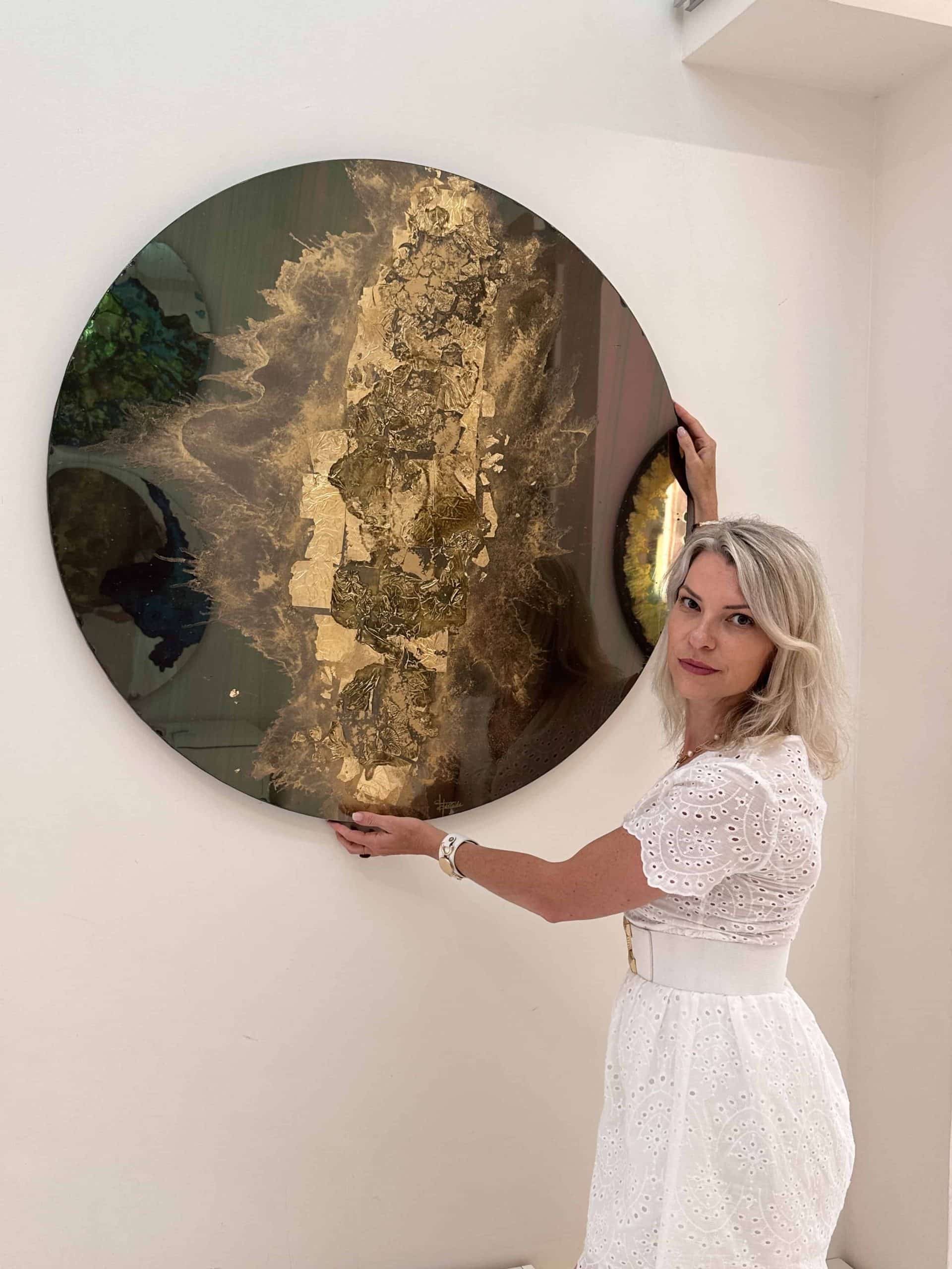 Adelaïde Leferme devant un Miroir Peint lors de son exposition Galerie Choiseul
