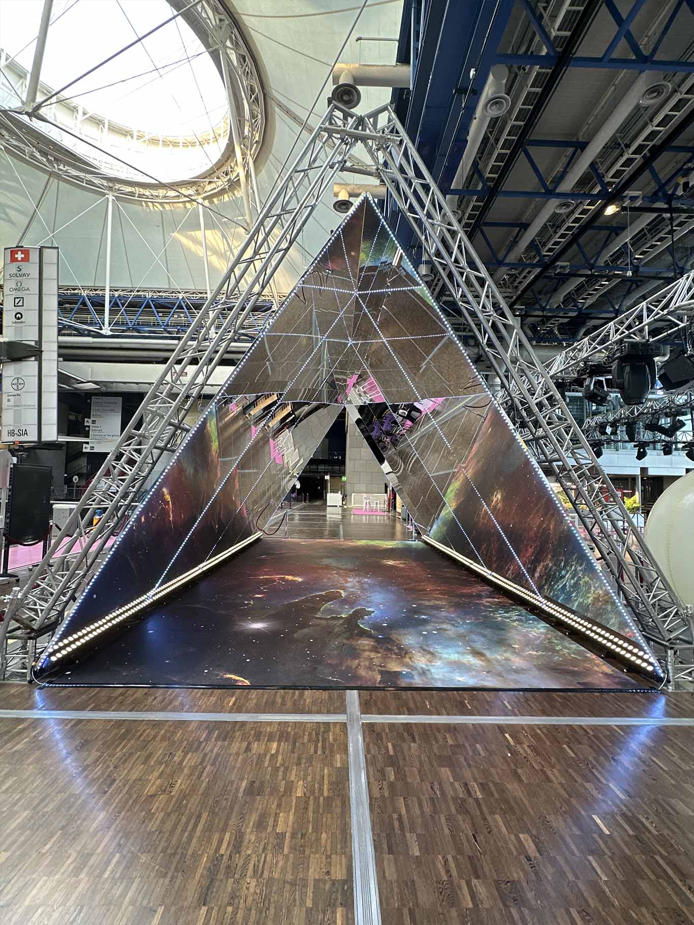 Tunnel Miroir Like Mirror Mirolege à l'exposition Cité des Sens : la Vue de la Cité des Sciences et de l'Industrie