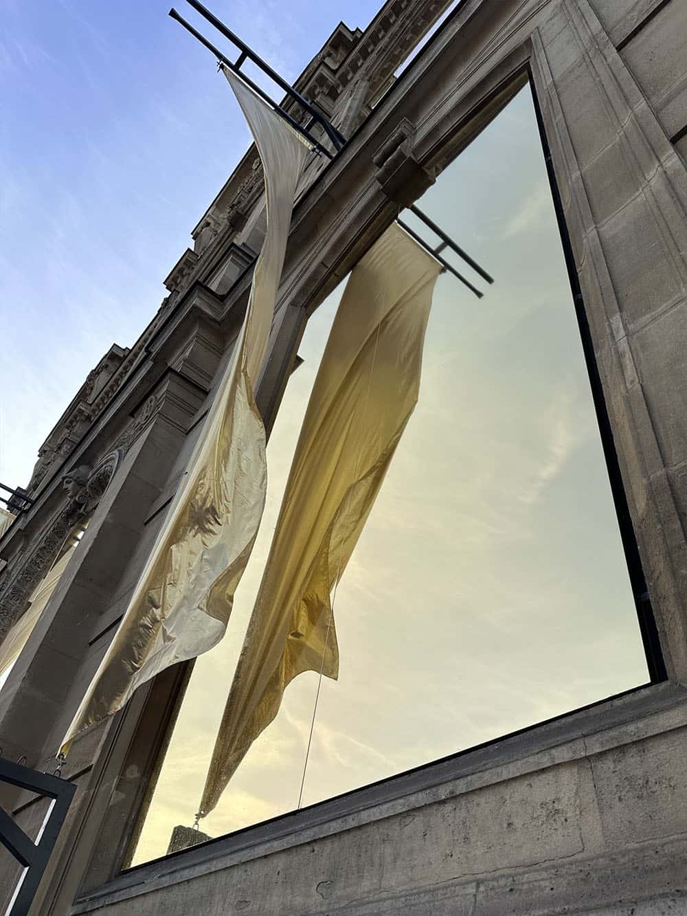 Façade du Palais des Beaux-Arts de Paris pendant l'exposition Dior J'Adore avec les panneaux Miroir Tendu Or de Like Mirror Mirolege