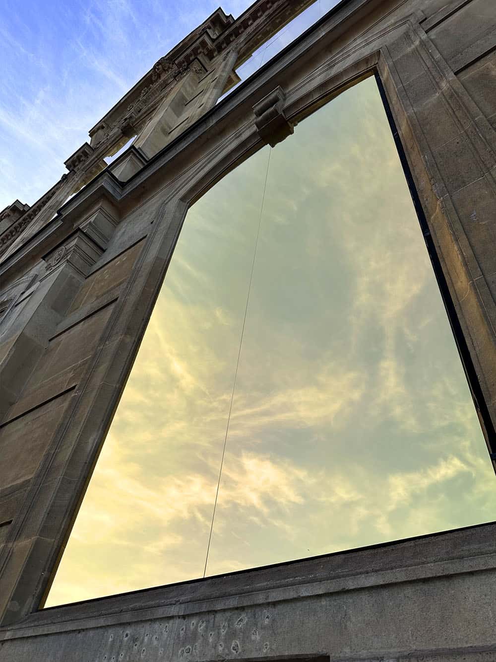 Façade du Palais des Beaux-Arts de Paris pendant l'exposition Dior J'Adore avec les panneaux Miroir Tendu Or de Like Mirror Mirolege