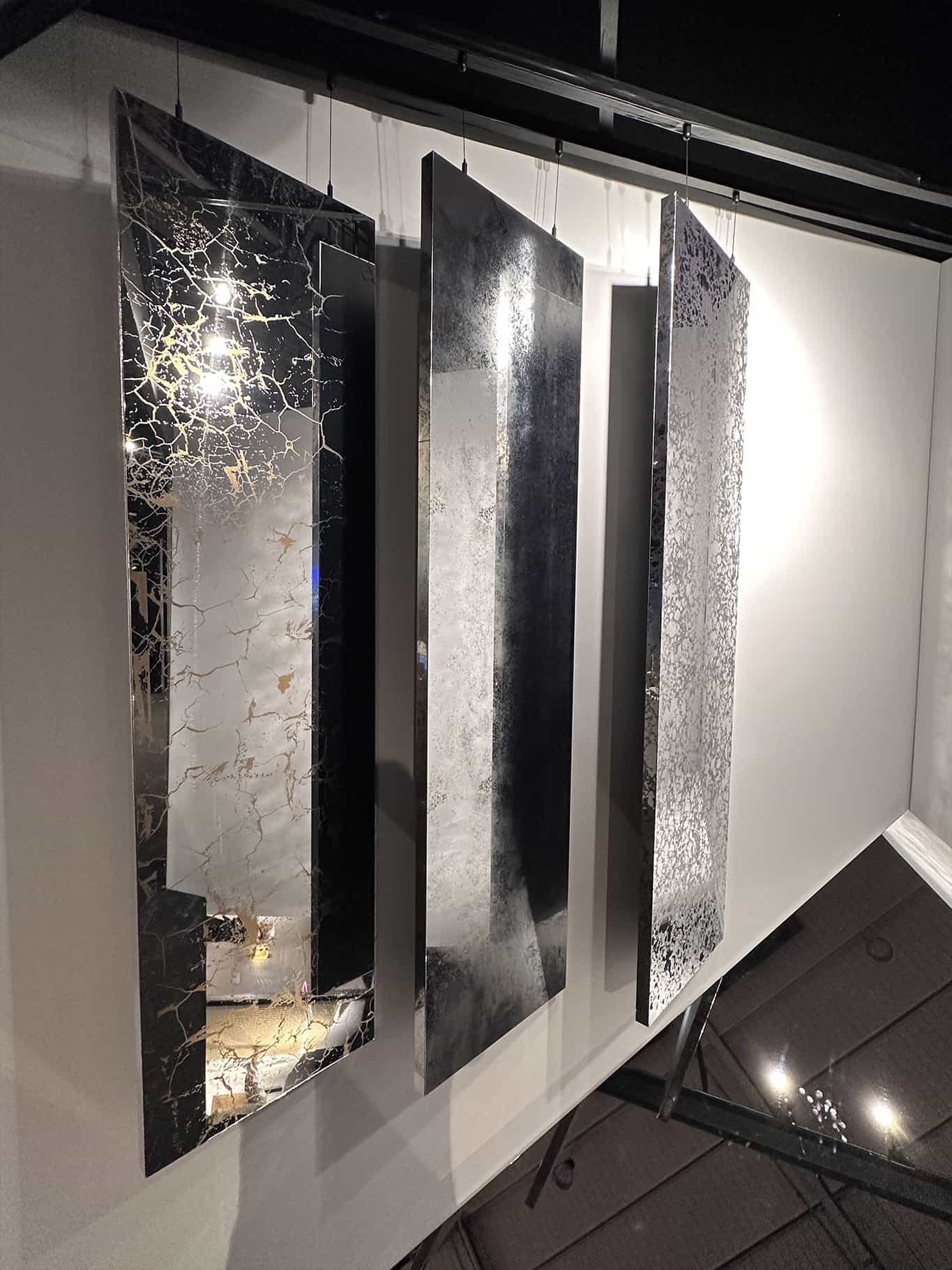 Stand Like Mirror à Architect@Work avec les trois nouveaux motifs de miroirs tendus effet vieilli : Miroir Saturne, Miroir Meteor et Miroir Marbre Dorée