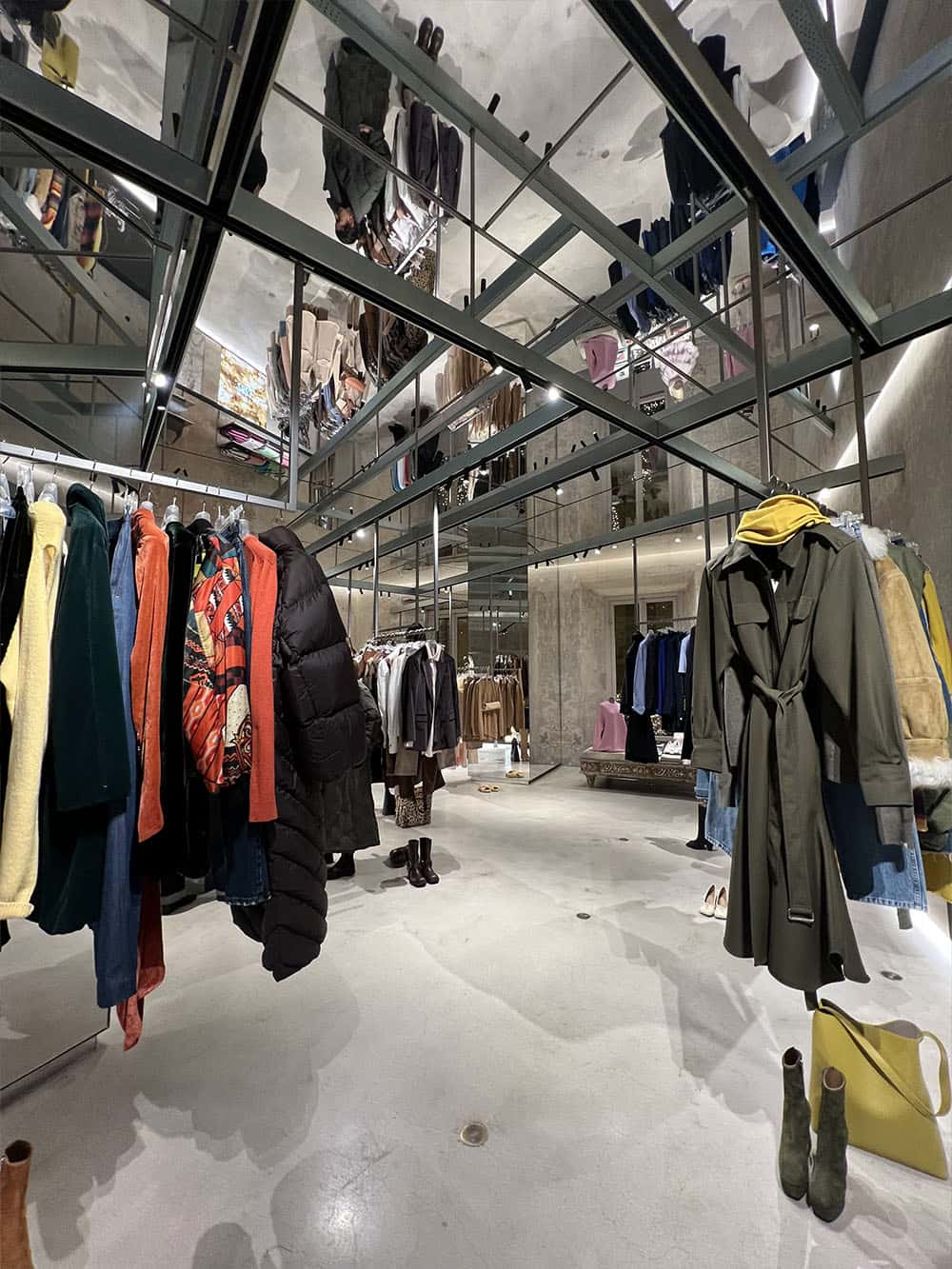 Plafond Miroir Argent Like Mirror dans une boutique de vêtement à Arezzo en Italie