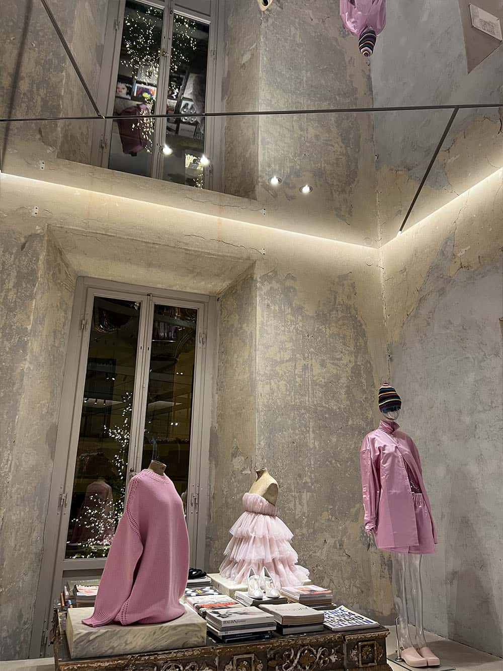 Plafond Miroir Argent Like Mirror dans une boutique de vêtement à Arezzo en Italie