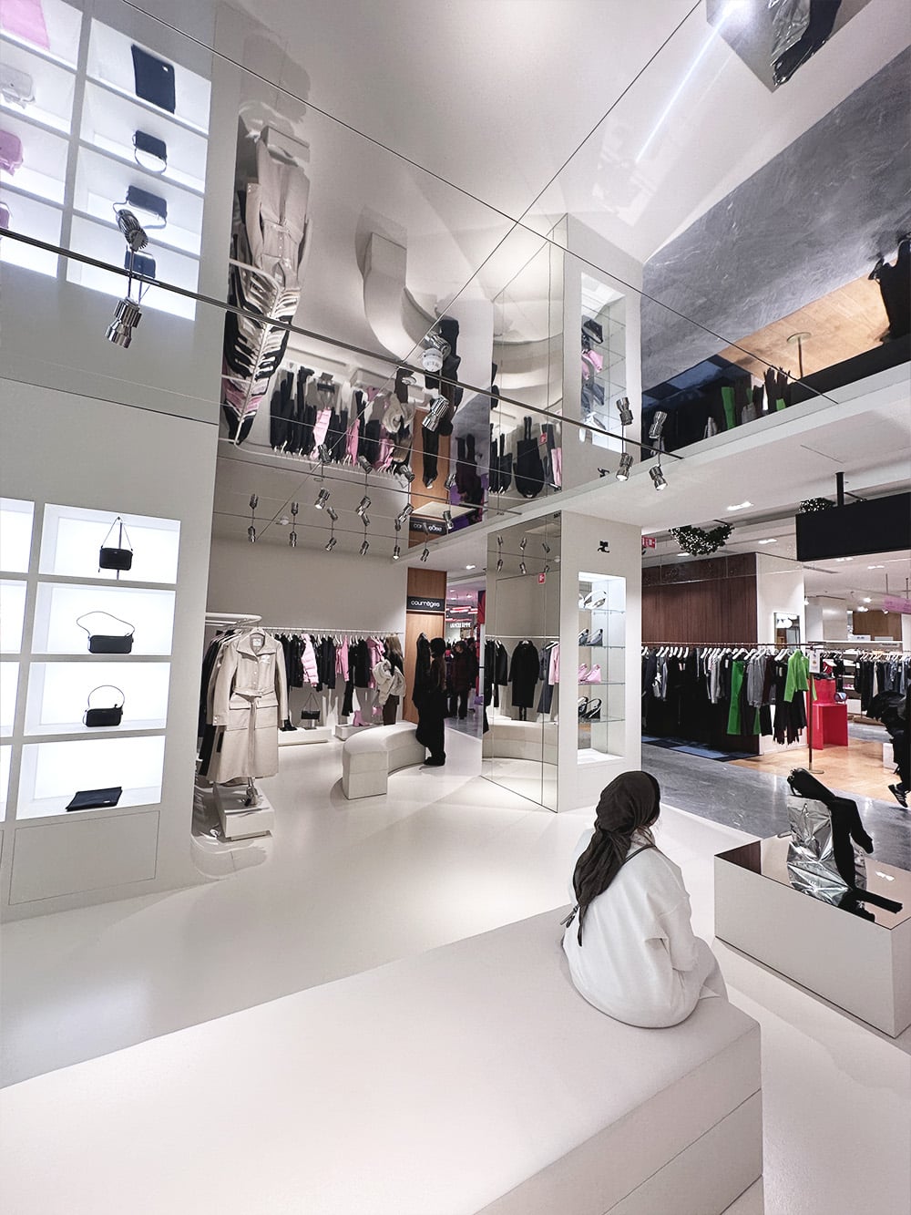 Stacbond® Cassette Mirror Ceiling at Courrèges