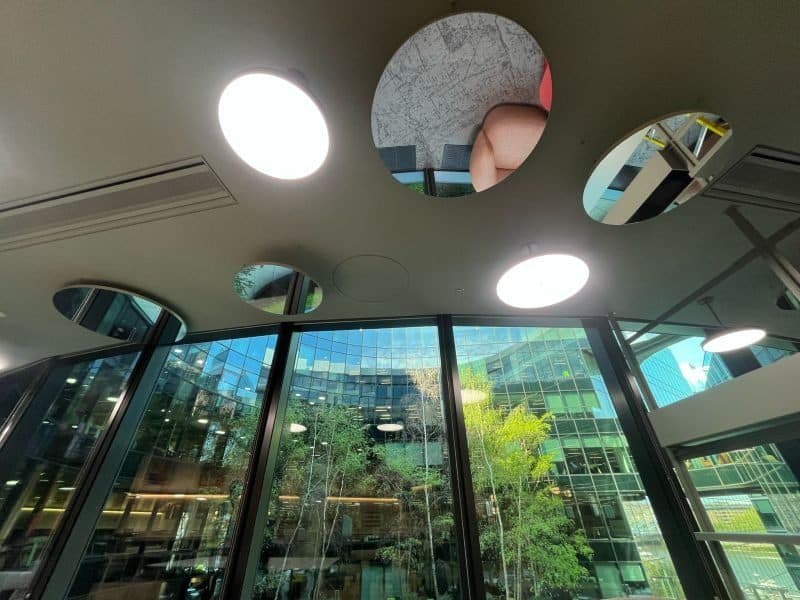 BUREAUX PWC LONDON - INSTALLATION PLAFOND - CERCLES MIROIRS ARGENT - Like Mirror Mirolege