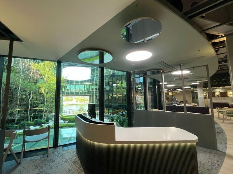 BUREAUX PWC LONDON - INSTALLATION PLAFOND - CERCLES MIROIRS ARGENT - Like Mirror Mirolege