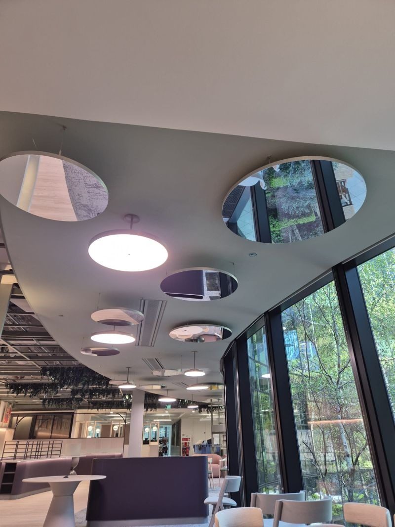 BUREAUX PWC LONDON - INSTALLATION PLAFOND - CERCLES MIROIRS ARGENT - Like Mirror Mirolege