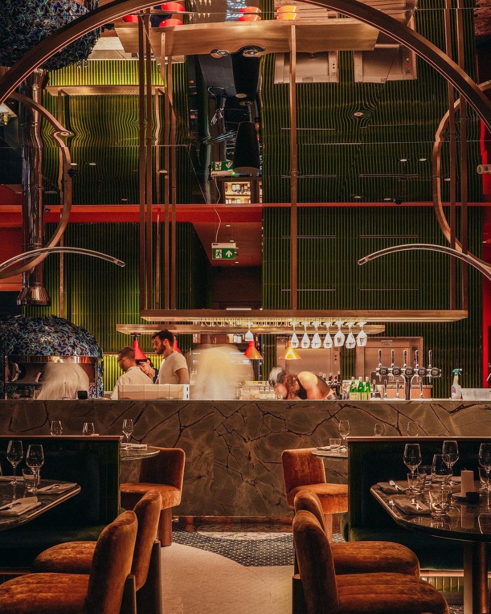 RESTAURANT ITALIEN SOHO - PLAFOND SUSPENDU - MIROIR TENDU ARGENT - Like Mirror Mirolege