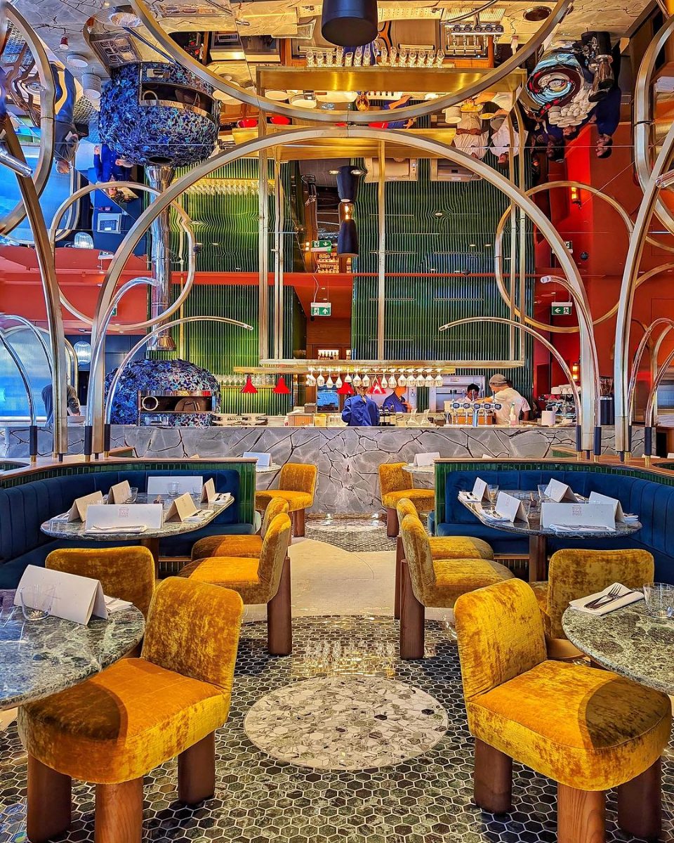 RESTAURANT ITALIEN SOHO - PLAFOND SUSPENDU - MIROIR TENDU ARGENT - Like Mirror Mirolege